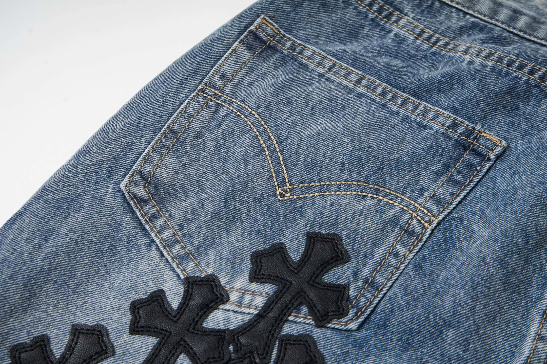 P270 Chrome Hearts Gallery 2025 new limited edition black large cross flared jeans are a hot item this season and are sought after by countless celebrities and fashionistas. The neat details of the cutting process add color to the playful fashion! The neat and meticulous design, and the well-fitting structure is unique. The upper body not only has outstanding recognition, but also looks younger and younger. A style with the ultimate wearing meaning and performance, gorgeous color matching, and the craftsmanship of this style is also extremely extraordinary. After the finished product is washed, it is disassembled and hand-made with sheepskin cross leather and then spliced ​​together to complete. The whole piece has too many craftsmanship to describe. It is decorated with patchwork cross flowers and high-waisted washed jeans! ! Absolutely high-end luxury product, a god-level single product, a super popular product, made by top heavy industry, a magic weapon that cannot be missed to hit the streets. Style number: 1845 Size: 28 30 32 34 36 Color: blue